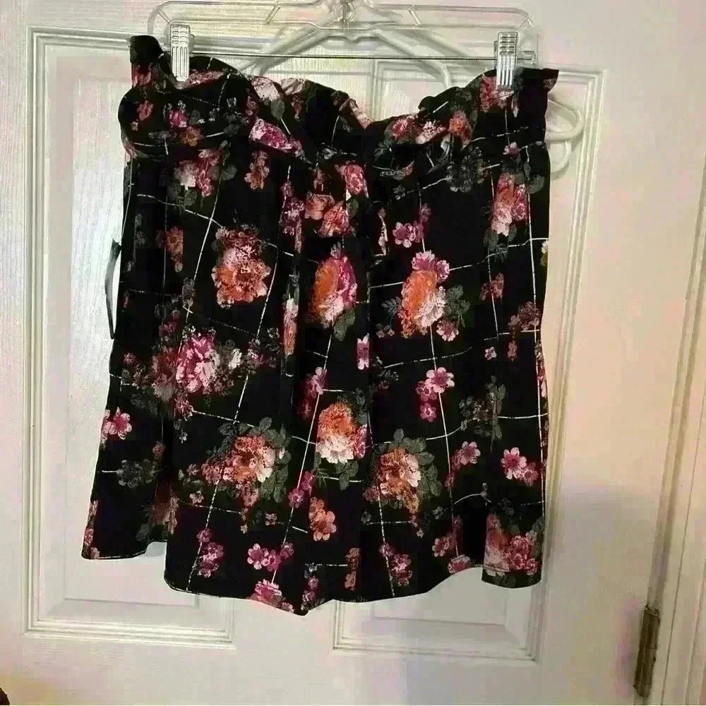 LuLaRoe Ella shorts floral on black Medium